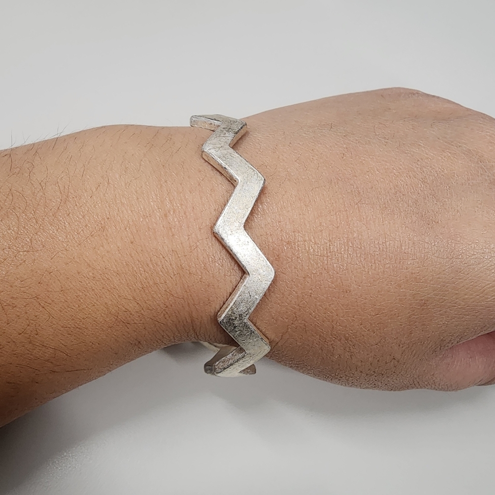 Silver Zig-Zag Bangle – Modernist Geometric Wave Cuff BraceletDescription:Elev